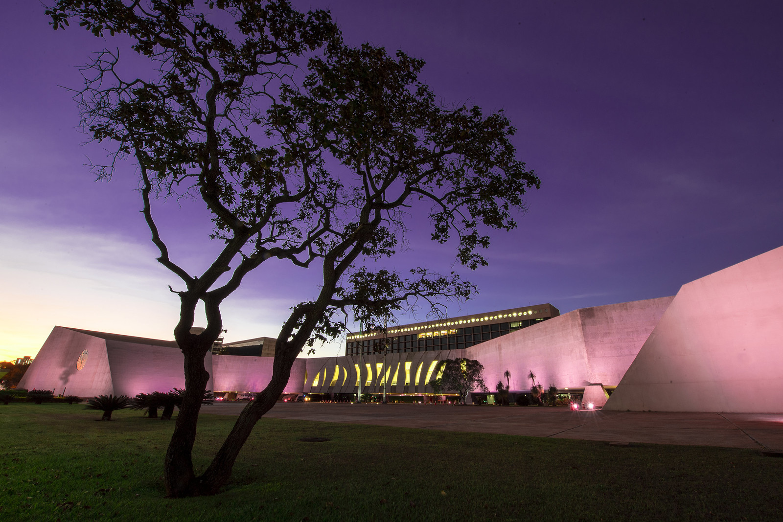 Fachada do STJ com visão das bandeiras e iluminação roxa. Créditos: Gustavo Lima/STJ