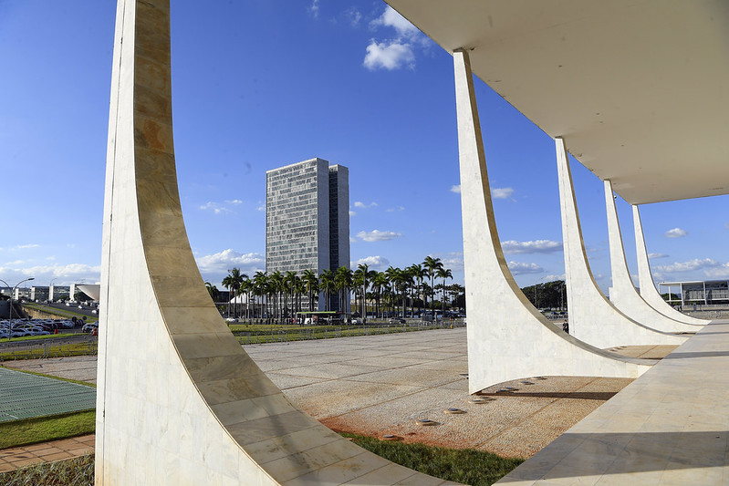 Fachada do Supremo Tribunal Federal. Ao fundo, Congresso Nacional.